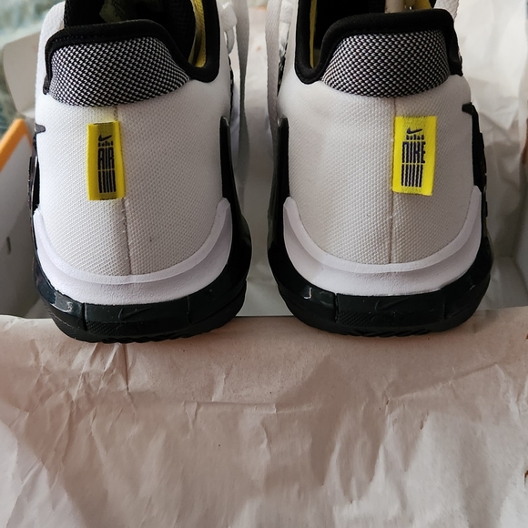 Nike - Picture 8 of 16